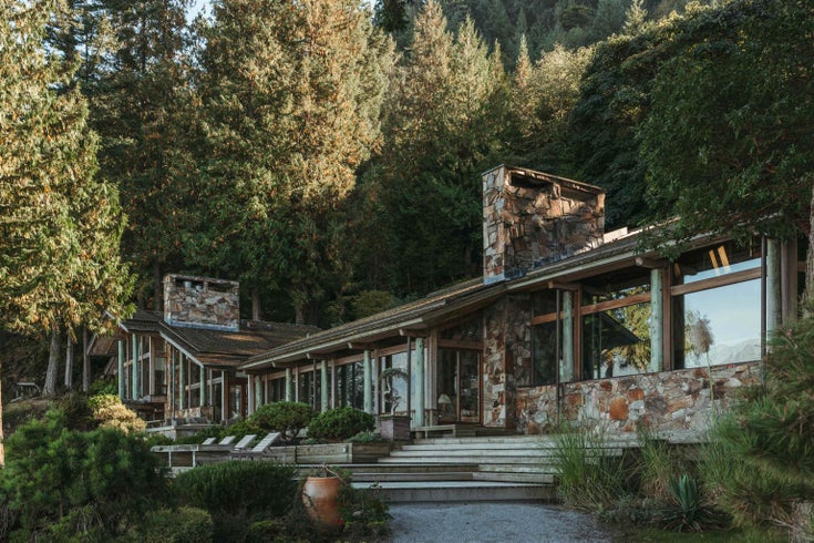 370-374 Smugglers Cove Road - Bowen Island Single Family Residence for Sale, 7 Bedrooms (R3057663)
