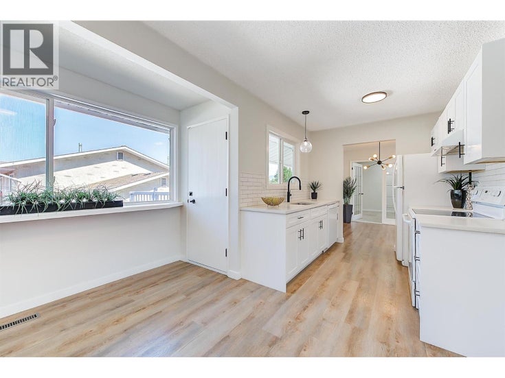 694 Tozer Avenue - Kelowna House for Sale, 5 Bedrooms (10362899)