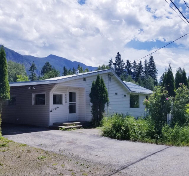 5460 WHIMSTER ROAD Lister, British Columbia For Sale, 2 Bedrooms