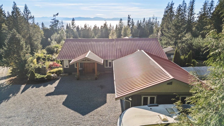 2440 Sunshine Coast Highway - Roberts Creek Single Family Residence for Sale, 7 Bedrooms (R3057925)