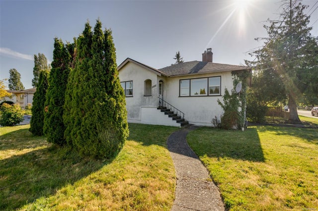 2890 Foul Bay Rd - SE Camosun Single Family Residence for sale, 4 Bedrooms (967947)