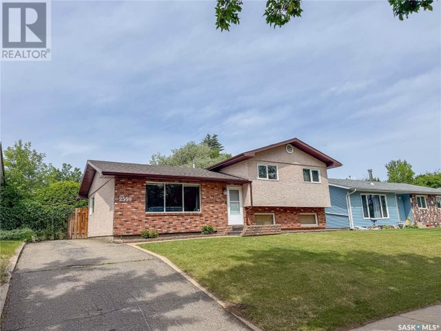 2559 15th AVENUE E - Prince Albert House for Sale, 4 Bedrooms (SK010417)