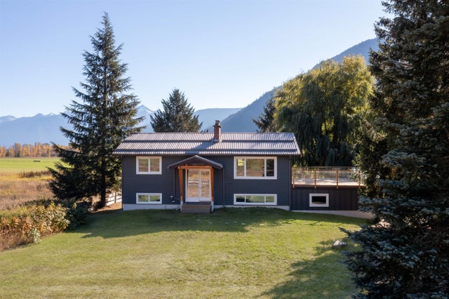 900 ERICKSON ROAD - Pemberton Meadows House with Acreage for sale, 3 Bedrooms (R2823745)