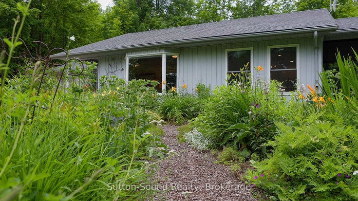 823665 Massie Road - Chatsworth Detached for Sale, 2 Bedrooms (X12275702)