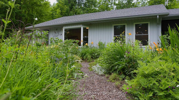 823665 Massie Road - Chatsworth Detached for Sale, 2 Bedrooms (X12275702)