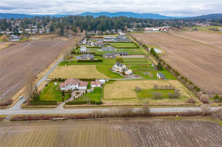 7380 Central Saanich Rd - CS Saanichton Single Family Residence, 5 Bedrooms (989890)