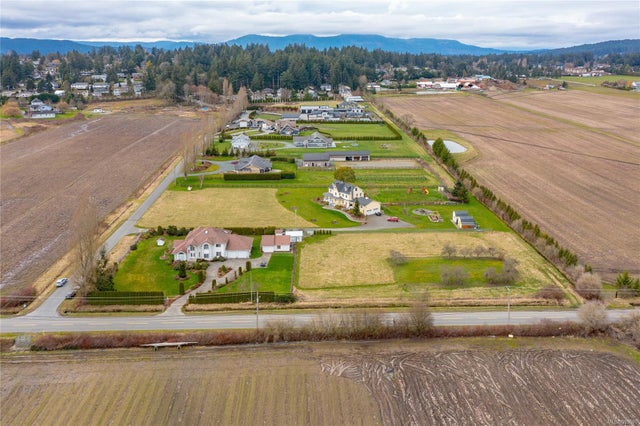 7380 Central Saanich Rd - CS Saanichton Single Family Residence for Sale, 5 Bedrooms (989890)