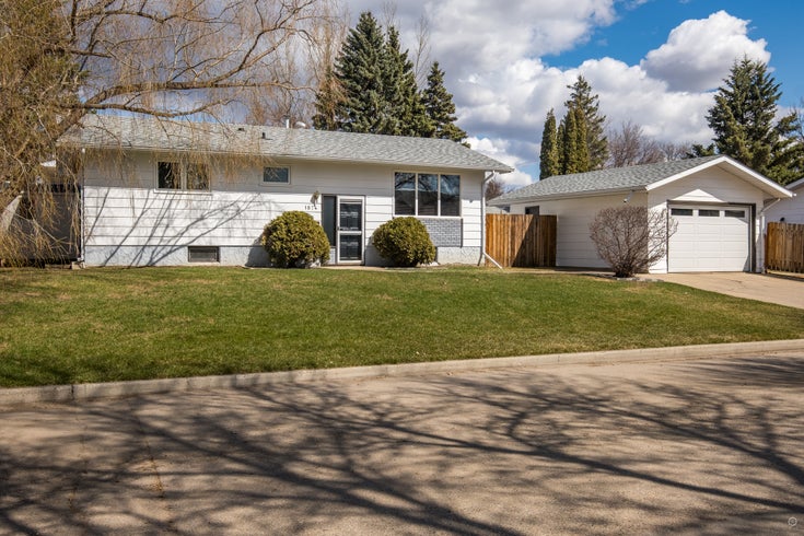 1574 Sibbald Crescent - Prince Albert Single Family, 4 Bedrooms (SK003552)