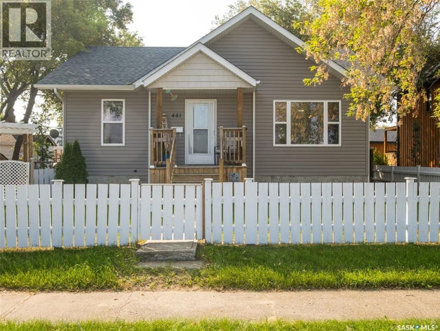 441 6th STREET E - Prince Albert House for Sale, 4 Bedrooms (SK017984)