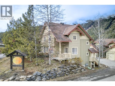 2025 Greywolf Drive Unit# 3 - Panorama Row / Townhouse for Sale, 2 Bedrooms (10369695)