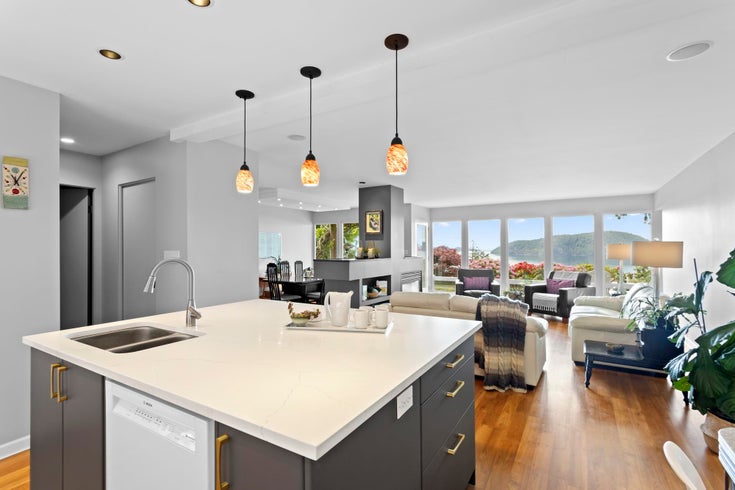 45 Sweetwater Place - Lions Bay Single Family Residence for Sale, 6 Bedrooms (R3066133)