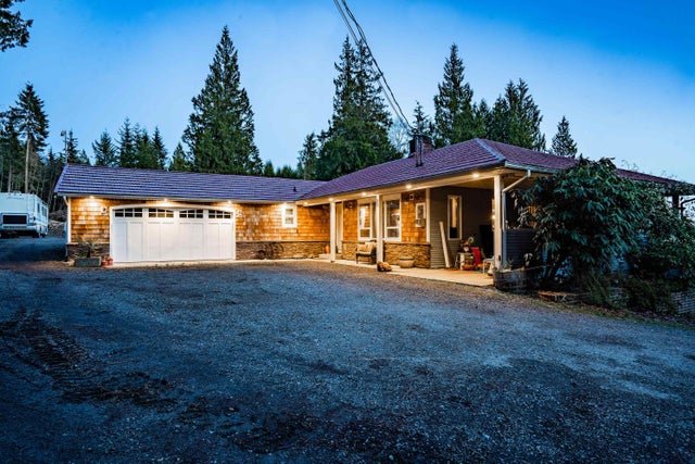 902 MASKELL ROAD - Roberts Creek House with Acreage for sale, 5 Bedrooms (R2675097)