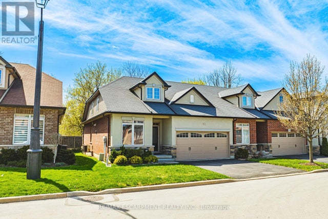 32 MENTON DRIVE - Hamilton (ancaster) Row / Townhouse for Sale, 3 Bedrooms (X12114758)