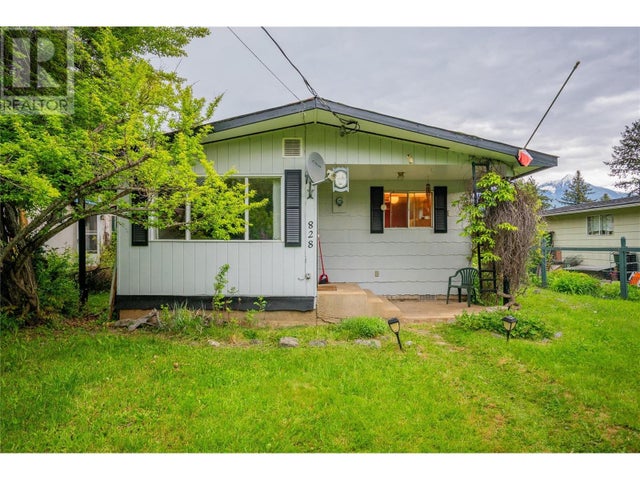 828 VANCOUVER Avenue - Kaslo House for Sale, 3 Bedrooms (10332308)