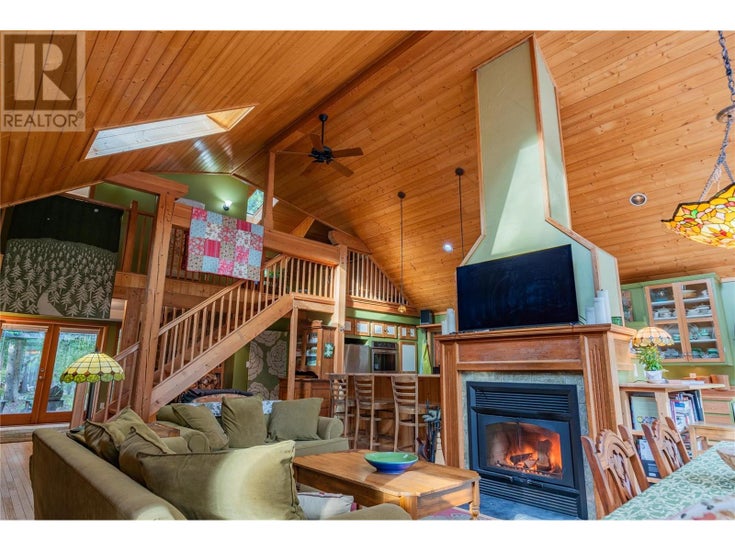 9323 Shutty Bench Road - Kaslo House for Sale, 3 Bedrooms (10334899)