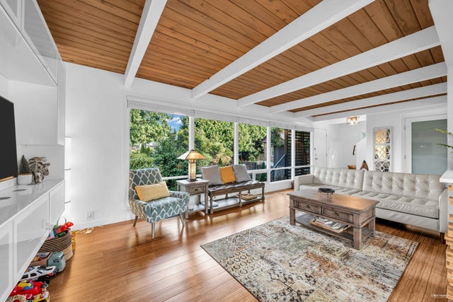 857 E 12th Street - Boulevard Single Family Residence for Sale, 4 Bedrooms (R2979129)