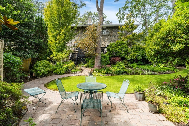 2088 Falkland Pl - OB South Oak Bay Single Family Residence for Sale, 4 Bedrooms (1013435)