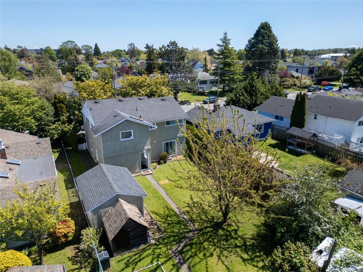 2560 Foul Bay Rd - SE Camosun Single Family Residence for sale, 4 Bedrooms (962836)