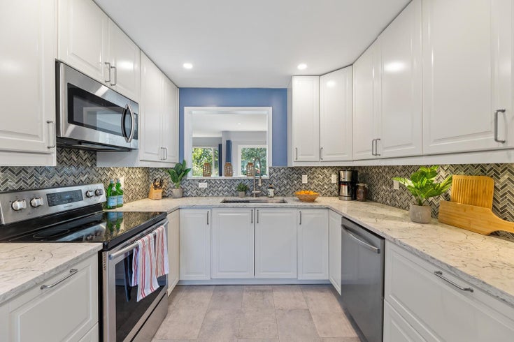573 Carlsen Place - North Shore Pt Moody Townhouse for Sale, 3 Bedrooms (R3035945)