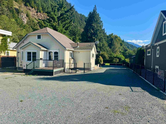 562 Lillooet Avenue - Harrison Hot Springs Single Family Residence for Sale, 3 Bedrooms (R3049039)