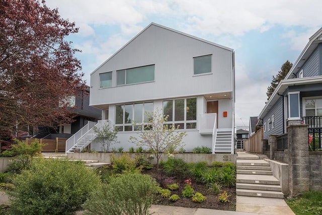 438 E 37th Avenue - Fraser VE Half Duplex for Sale, 4 Bedrooms (R3038879)
