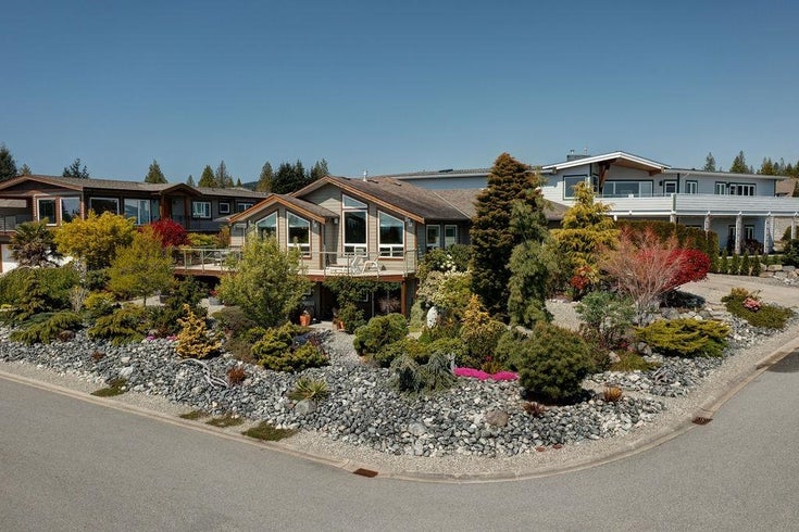 6327 Baillie Road - Sechelt District Single Family Residence for Sale, 4 Bedrooms (R3032770)