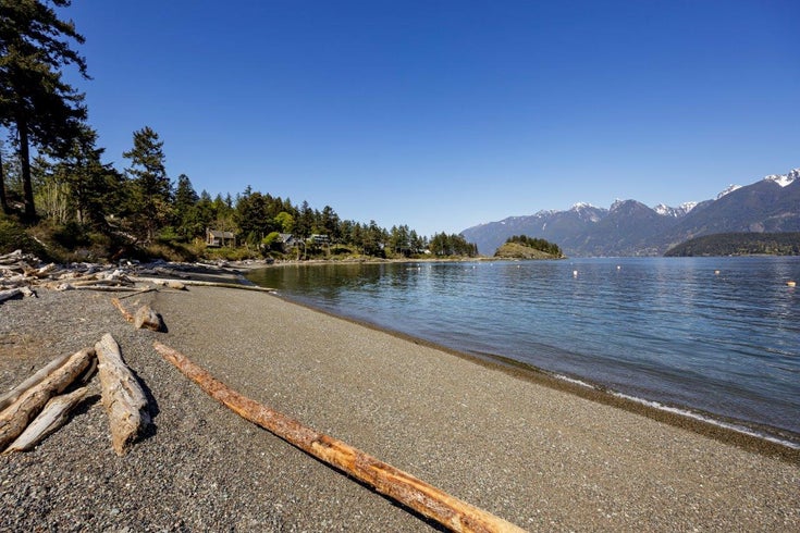 1749 Cove Road - Bowen Island Single Family Residence, 3 Bedrooms (R3000264)