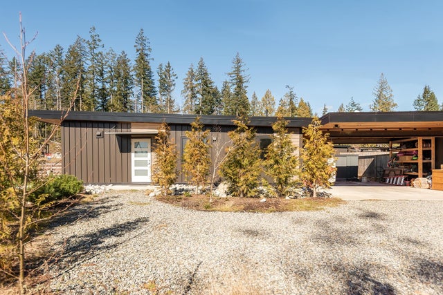 561 Veterans Road - Gibsons & Area Single Family Residence for Sale, 2 Bedrooms (R2975689)