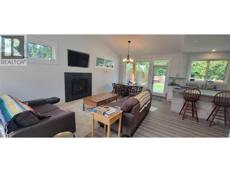 611 HUME Street - Slocan House for Sale, 2 Bedrooms (10358484)