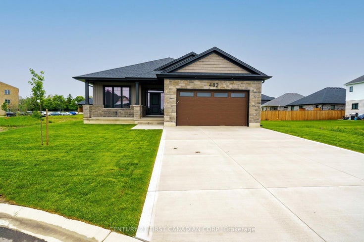 482 Julianna Court - Plympton Wyoming Detached for Sale, 3 + 1 Bedrooms (X12493494)