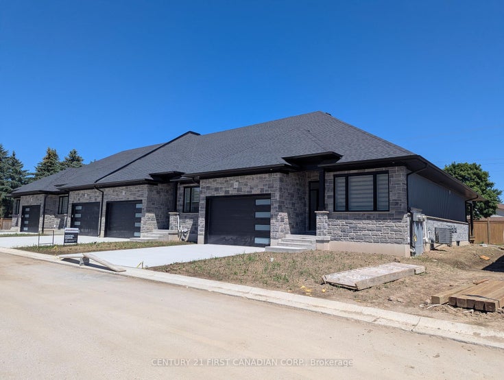 8 - 32 Postma Crescent - Ailsa Craig Att/Row/Townhouse for Sale, 2 + 1 Bedrooms (X12819194)