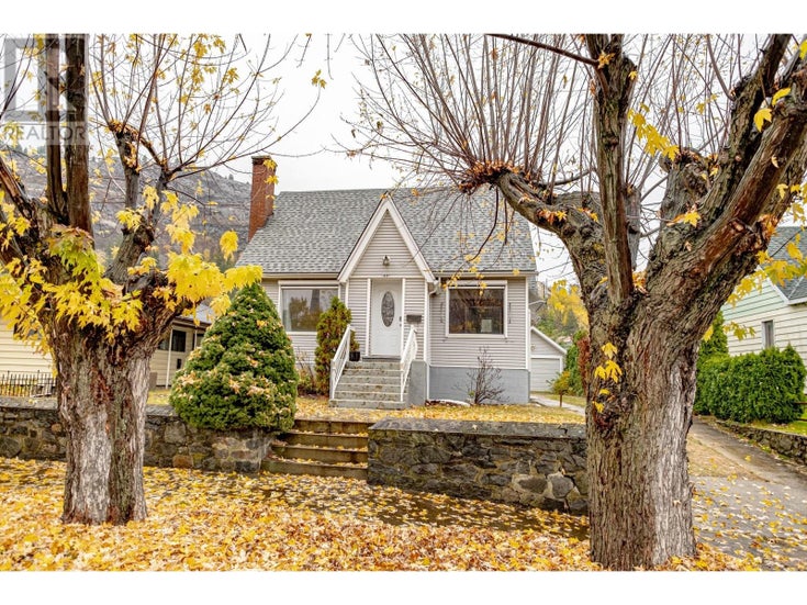 1237 COLUMBIA Avenue - Trail House for Sale, 4 Bedrooms (10357288)