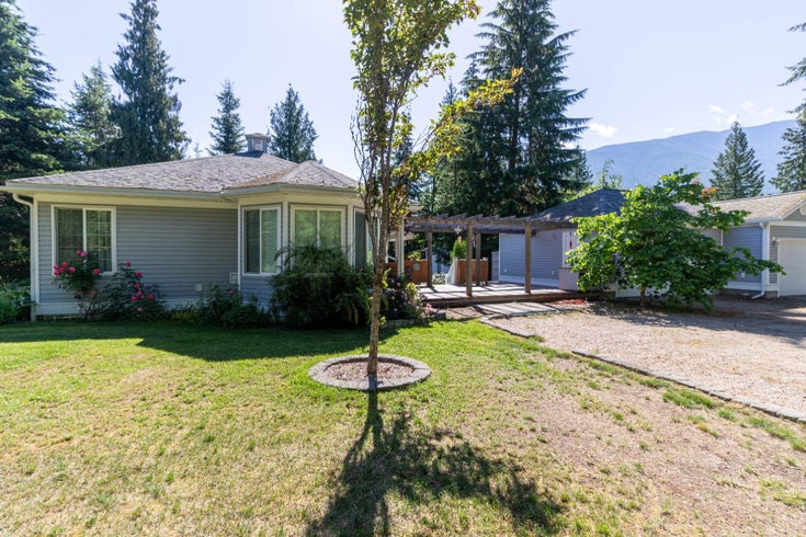 620 Queens Bay Road, Balfour, BC V0G 1C0 - Balfour Single Family, 2 Bedrooms (2466448)