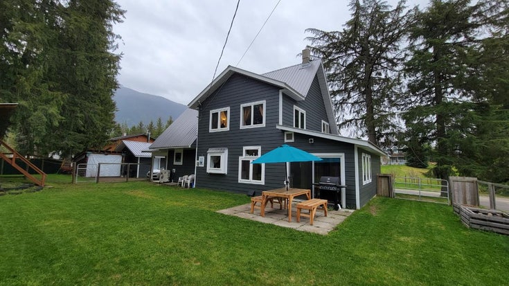 304 Arlington Road  - Slocan Single Family, 3 Bedrooms (2467991)