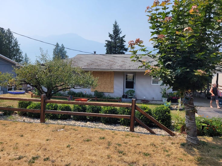 210 2nd Avenue - Nakusp Single Family, 3 Bedrooms (2460135)