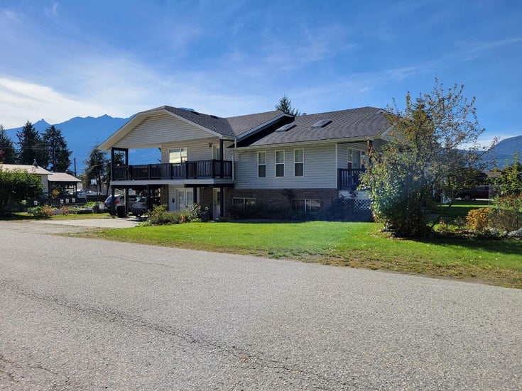 302 5th Street Nw - Nakusp Single Family, 5 Bedrooms (2461266)