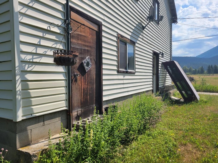 108 Henke Rd - Nakusp Single Family, 5 Bedrooms (2459714)