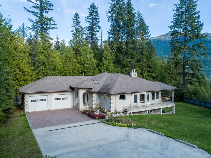 7050 Beggs Road - Kokanee Creek to Balfour Single Family, 3 Bedrooms (2455113)