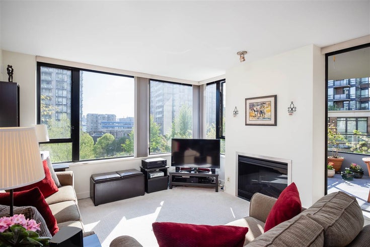 403 151 W 2nd Street - Lower Lonsdale Apartment/Condo for sale, 2 Bedrooms (R2389638)