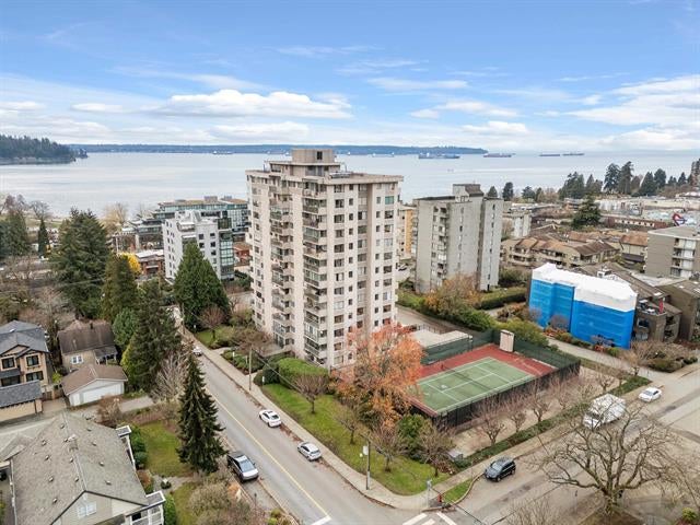 555 13th St, West Vancouver - Jeyhoon Mohammadi