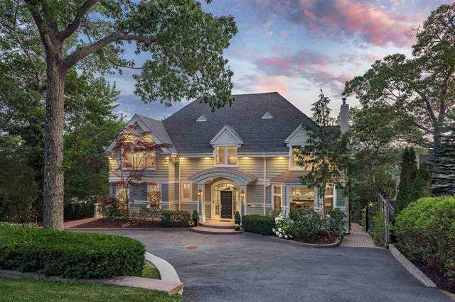 1096 Ridgewood Drive