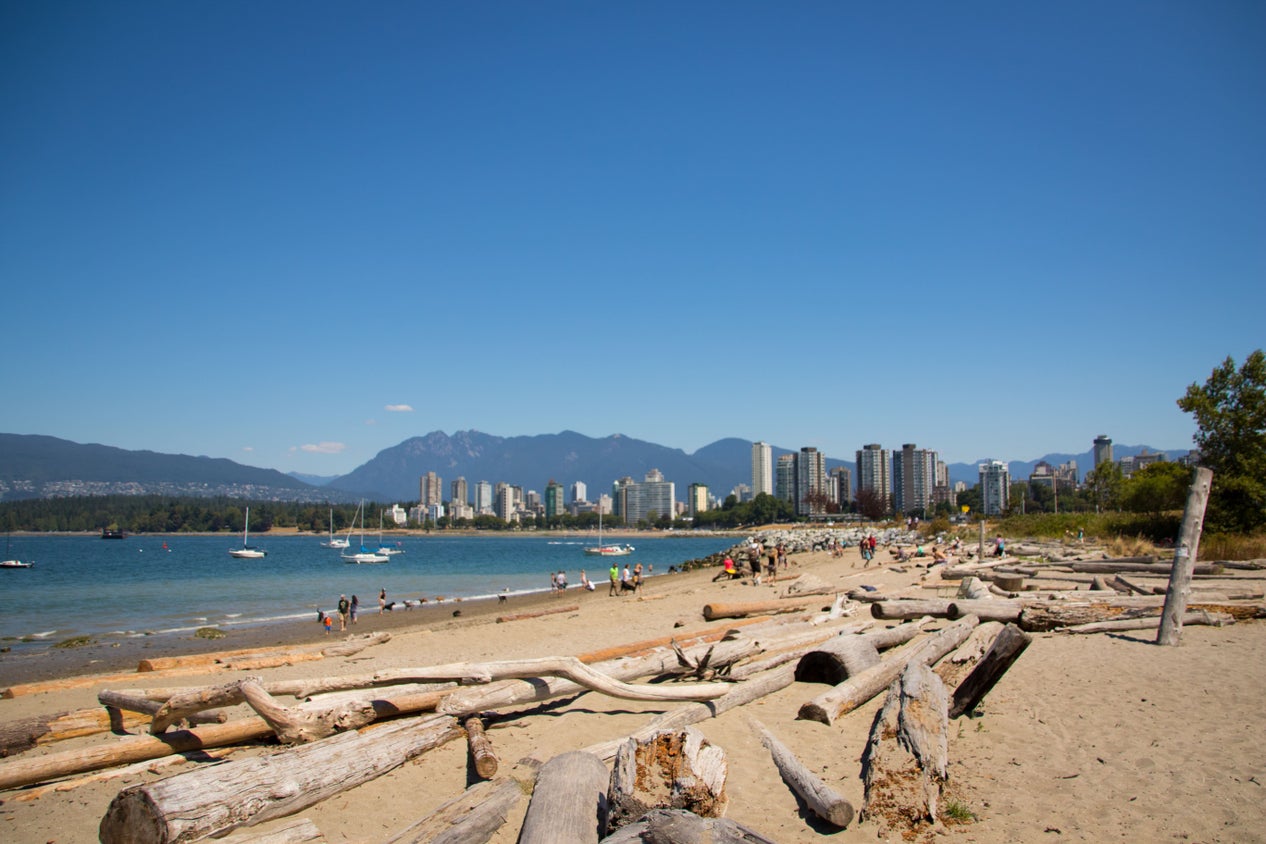 View of Kitsilano Beach with mountain backdrop, highlighting prime Kitsilano real estate opportunities with the guidance of an experienced Kitsilano realtor