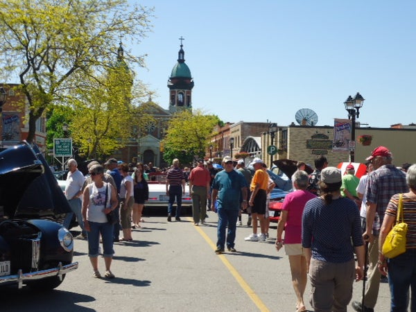 Crowds at Retrofest