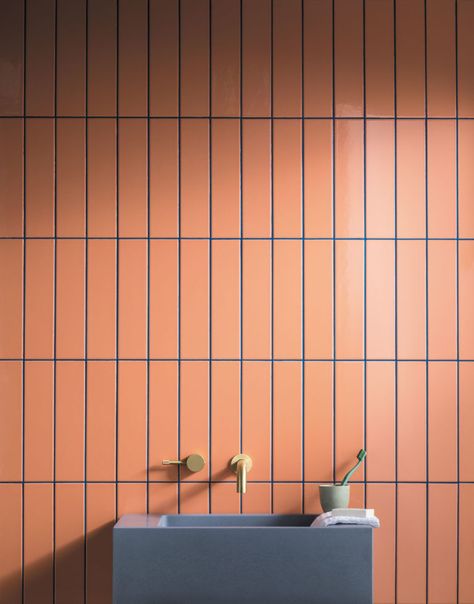 Contrasting grout on peach tiles