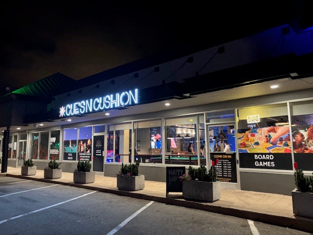 Cues N Cushion Tsawwassen - exterior (night)