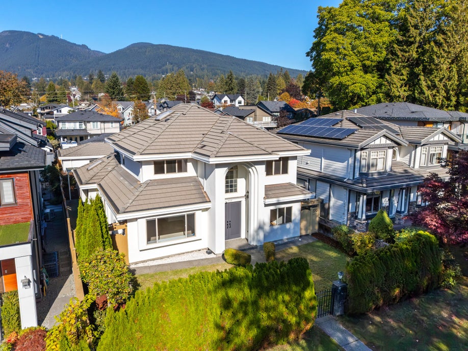 336 W 19th St North Vancouver | 5-Bed Central Lonsdale Home Tour 336 W 19th St, North Vancouver: a 5-bedroom Central Lonsdale home on a nearly 7,000 sq ft flat lot with a three-car garage. Listed by Ann & Leslie.