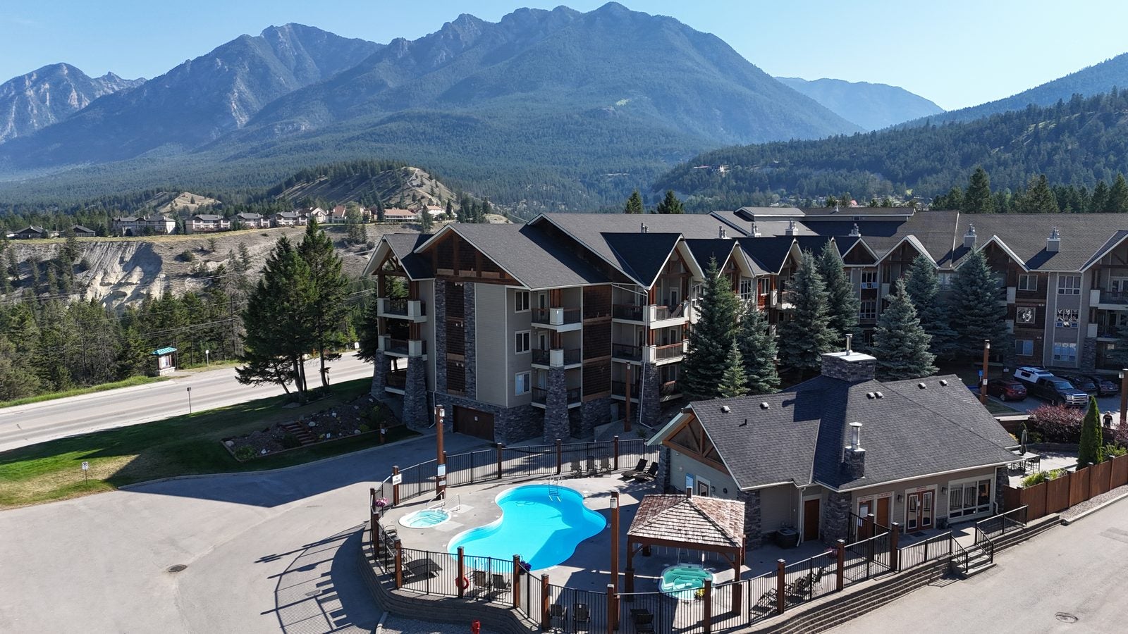 Sable Ridge Radium Hot Springs outdoor pool and rec centre with mountain views